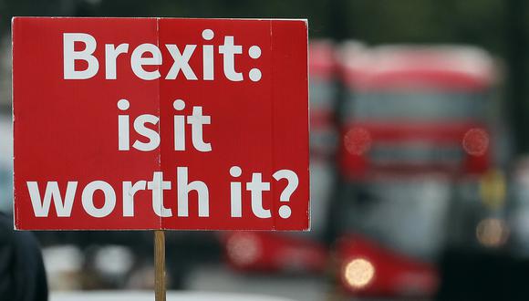 ¿"Realmente vale la pena el Brexit?", se lee en el mensaje. (Foto: AP)