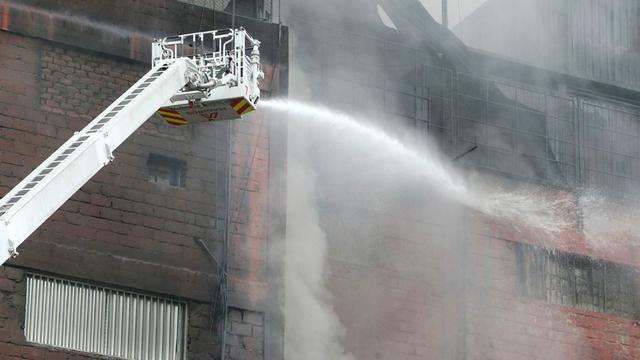 El ministro de Trabajo y Promoción del Empleo, Alfonso Grados, acudió a los exteriores de la galería Nicolini donde manifestó su preocupación y condolencias a los familiares de las personas que están como no habidas. (Foto: Andina).