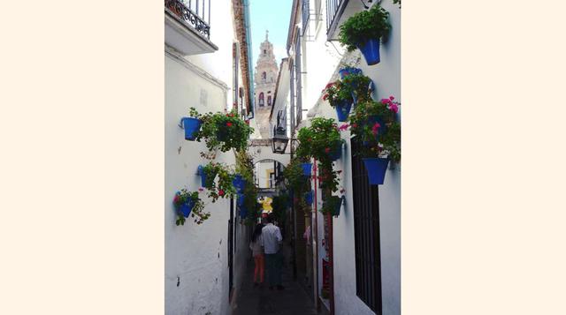 Calle de Las Flores, Córdoba; Es una calle bastante estrecha, llena de flores. Una postal adorable, convertida en un emblema de la encantadora ciudad de Córdoba, en el corazón de Andalucía, en España.(foto: Flickr).