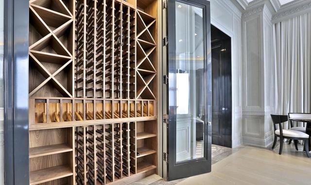 Como está sobre el Four Seasons, los residentes de la penthouse tienen acceso a un servicio de conserjería las 24 horas. "Es como el servicio de habitaciones en un hotel de cinco estrellas", dijo la dueña. "Lo que quieras está en la punta d