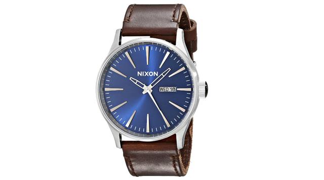 Nixon. Desde su creación, Nixon se ha centrado en ser una marca para los amantes del surf, skate y los deportes en nieve. Este modelo, si bien no exclama “que buenas olas”, es notable debido a la variedad de opciones de color que tienen los clientes en re