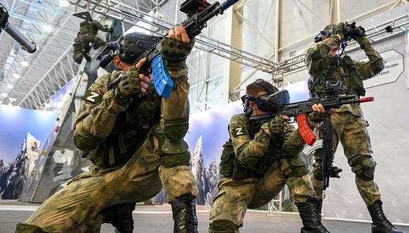 Militares rusos exhiben armas antidrones durante el Foro Técnico-Militar Internacional Ejército-2022 en el Parque Patriota de las Fuerzas Armadas Rusas en Kubinka, en las afueras de Moscú, el 16 de agosto de 2022. (Foto de NATALIA KOLESNIKOVA / AFP)