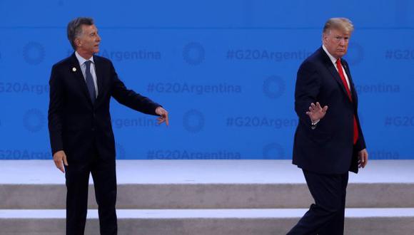Trump pasó a toda velocidad sin mirar a su par argentino y siguió de largo. Macri quedó pagando y haciendo señas para que vuelva, pero no lo consiguió. (Foto: EFE)