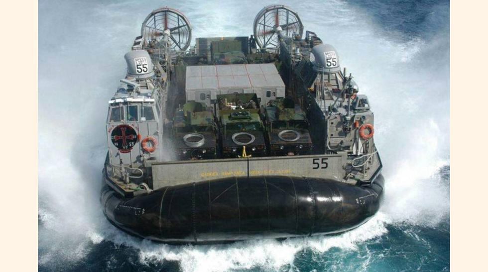 Un aerodeslizador El Landing Craft Air Cushion está cargado, en la imagen, con un puñado de carros de combate. Este vehículo es capaz de alcanzar los 130 kilómetros por hora y también lo utiliza el ejército de lapón. (Wikimedia Commons)