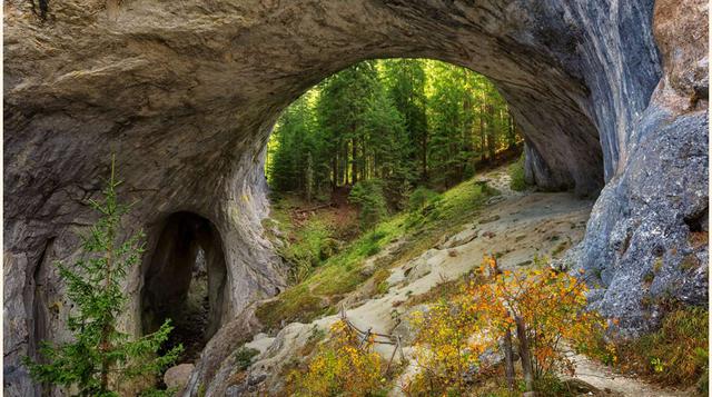 Los Puentes de Mármol de Bulgaria. En Bulgaria se les llama « los puentes maravillosos ». Son fenómenos rocosos que demuestran el excepcional poder del agua, que logró atravesar la roca. A lo largo de los siglos el agua cavó una gruta, formando puentes de
