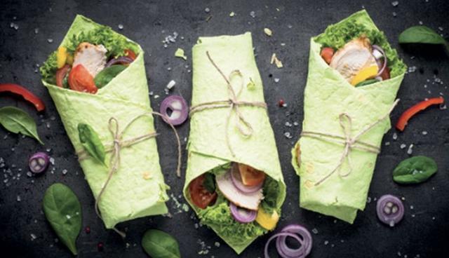 FOTO 5 | 5. Comida rápida saludable. El hecho de tener poco tiempo para cocinar no quiere decir que estos consumidores estén dispuestos a sacrificar la calidad de sus comidas u optar por opciones poco saludables. Un restaurante de comida rápida saludable es una opción cada vez más buscada por los consumidores. Además de productos bajos en grasa, ofrece opciones vegetarianas y veganas, dos fuertes tendencias en nuestro país. Busca ubicarte dentro del área de comida en los centro comerciales y locales comerciales en calles con gran afluencia peatonal.