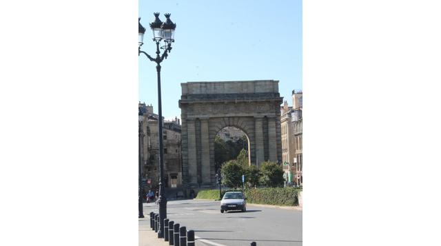 Si bien París y otras ciudades francesas soportan un intenso tránsito, el alquiler de autos eléctricos y de bicicletas, y la eficiencia de trenes y del metro, ayudan a reducir la circulación de vehículos.