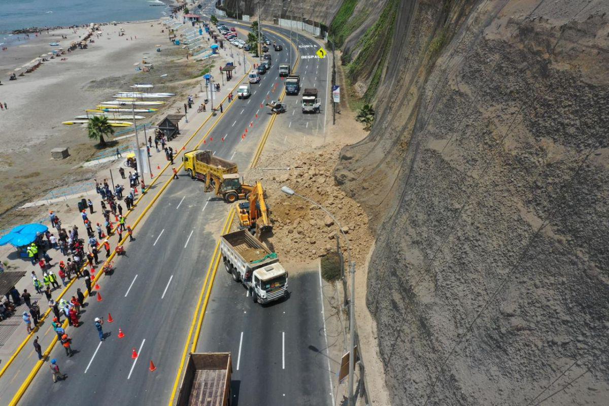 Este miércoles ocurrió un deslizamiento en la Costa Verde, a la altura de la playa Los Yuyos, en Barranco. (Daniel Apuy/GEC)