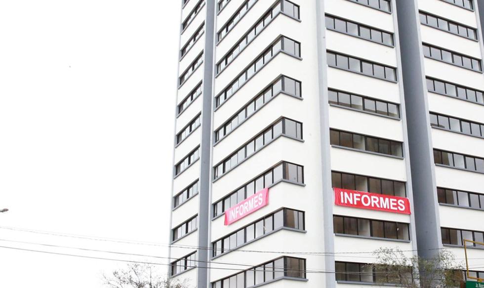 Foto 7 | Abogados informarán sobre compras de viviendas y acciones de sus clientes. La Superintendencia de Banca, Seguros y AFP (SBS) emitió una norma que permitirá a abogados y contadores públicos colegiados implementar adecuadamente un sistema de prevención contra el lavado de activos y financiamiento del terrorismo. En noviembre del 2016, el Gobierno incorporó a estos profesionales en la lista de sujetos obligados a reportar a la Unidad de Inteligencia Financiera (UIF) sobre operaciones sospechosas de blanqueo de dinero sucio. Sin embargo, recién ahora , con esta norma, la SBS reglamenta la forma en que deberán cumplir con tal obligación. Los abogados y contadores que, de manera independiente o en sociedad, se dedican habitualmente a realizar a nombre de un tercero o por cuenta de este, determinadas actividades, son los que deberán reportar a la UIF. ¿Cuáles son esas actividades? La compraventa de bienes inmuebles, la administración de dinero, valores y cuentas del sistema financiero; la compra venta de acciones, la organización de aportaciones para la creación, operación o administración de empresas; así como la creación y estructuración de compañías (Foto: Andina).