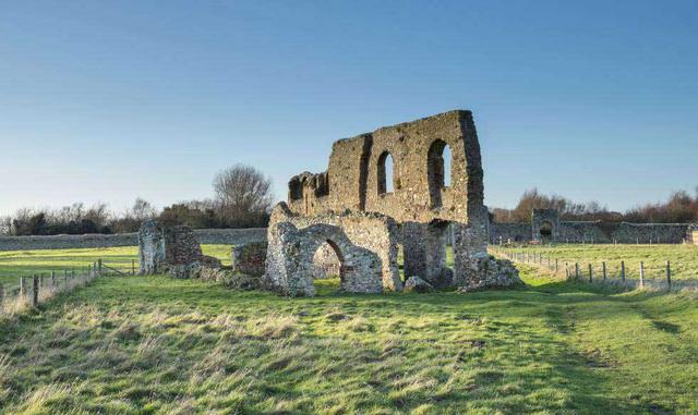 Dunwich (Reino Unido). En Dunwich, al este de Inglaterra, abundan las historias de playas encantadas en las que con bajamar se oye todavía el repicar de las campanas mudas de una iglesia bajo las olas. Fue una ciudad gloriosa, puerto importante y una de l
