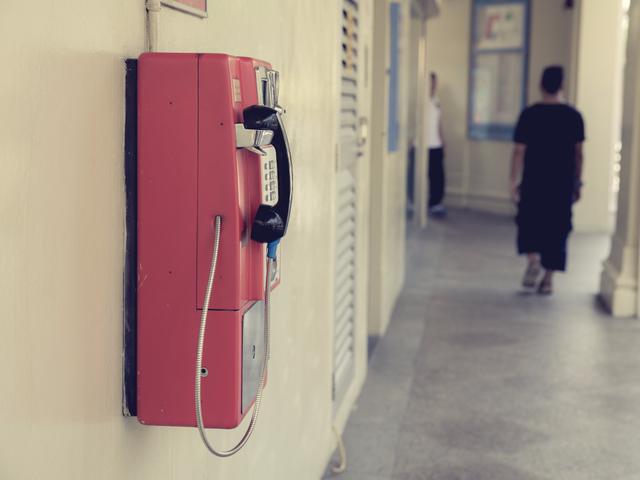 FOTO 15 | Cabinas, AT&T anunció  que dejaría atrás el mercado de la telefonía de pago en 2007. Actualmente, todo el mundo tiene móvil.