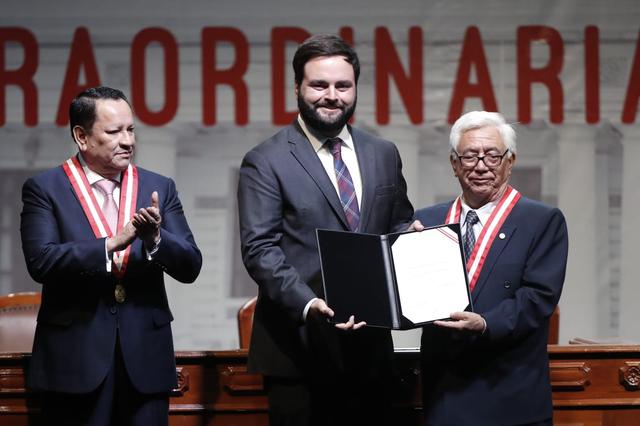 El congresista electo Alberto de Belaunde recibe su credencial de parte del JNE. (Foto: César Campos / GEC)