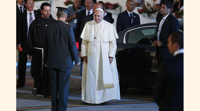 Durante su estancia en el Medio Oriente, el Papa oró por la paz entre palestinos e israelíes, y besó las manos de los sobrevivientes del Holocausto. (Foto:Reuters)