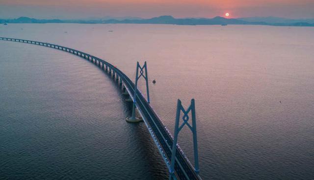 FOTO 44| 44. Hong Kong. Desde 1997, cuando el Reino Unido regresó la antigua colonia al control de China, Hong Kong se ha enorgullecido de resistirse a la interferencia continental. En 2018 fueron inaugurados un tren de alta velocidad que transporta pasajeros hasta Pekín y un puente marítimo de 55 kilómetros de longitud que une a Hong Kong con la China continental por primera vez. Tal infraestructura hace surgir dudas respecto a que pueda sobrevivir el espíritu independentista hongkonés, aunque también significa todo un avance para los viajeros, que ahora pueden abordar un tren en la nueva estación de West Kowloon para ir a Pekín (y a otros treinta destinos en China). (Foto: NYTimes)