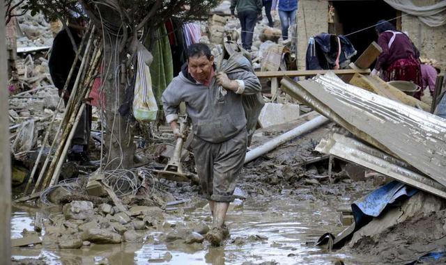 FOTO 2 | En la localidad de Tiquipaya, cerca de Cochabamba, en Bolivia, los residentes intentaron salvar sus pertenencias tras un deslave provocado por intensas lluvias torrenciales que acabaron con la vida de al menos una persona.  (Foto: AP)