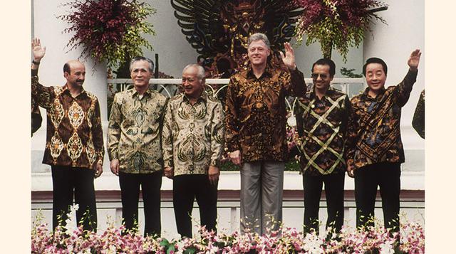 La tradición de vestir con trajes típicos a los líderes de APEC comenzó en 1994 en Yakarta cuando el entonces presidente indonesio, Suharto, insistió a sus invitados en que usasen la camisa 'batik'.