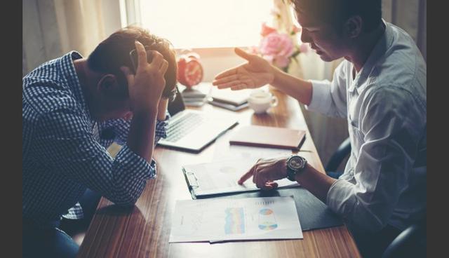 FOTO 4 | 4. Quejarse
Nadie quiere ser ese amigo que habla y habla sobre su molesto compañero de trabajo, la lluvia y el pésimo servicio en el restaurante donde acaba de comer.

Investigaciones recientes citadas en el diario The Atlantic encontraron que aquellos que se quejan mucho, generalmente logran más sus cometidos porque tienen un resultado específico en mente y suelen ser más felices porque se desahogan con mayor frecuencia.

Si necesitas quejarte, hay una manera de expresar tu negatividad sin alejar a los demás o agrandar un problema. De acuerdo con el psicólogo Guy Winch, hay una manera correcta de protestar.  Se trata de llevar tus observaciones a la persona que tenga el poder de arreglarlas y solo si realmente pueden solucionarse. (Foto: Freepik)
