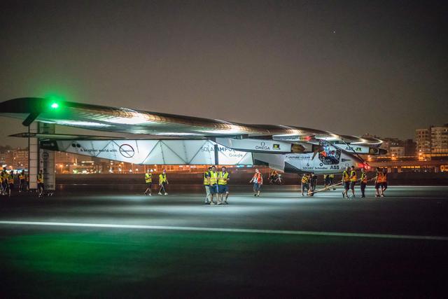 ¿Qué innovaciones aporta el Solar Impulse 2? –  Contrariamente a sus predecesores, el Solar Impulse 2 es capaz de almacenar suficiente energía en sus baterías durante el día como para volar durante toda la noche.