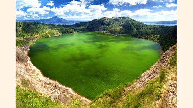 Lago Taal, Filipinas. La isla de Luzón en Filipinas cuenta con este tesoro de la naturaleza, el lago dentro de un lago. Este pequeño lago de agua dulce está situado dentro del cráter del volcán Taal que está ubicado en el centro de una isla que está dentr