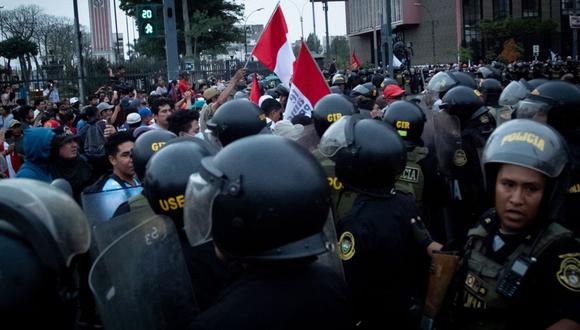 Agentes de la policía antidisturbios chocan con manifestantes durante las protestas en la Avenida de Pierola en Lima, Perú, el jueves 15 de diciembre de 2022. (Fotógrafo: Audrey Cordova Rampant/Bloomberg)