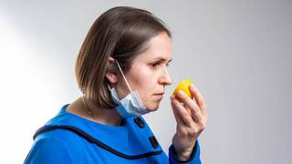 Estudio revela por qué algunas personas no recuperan el olfato tras superar la COVID-19