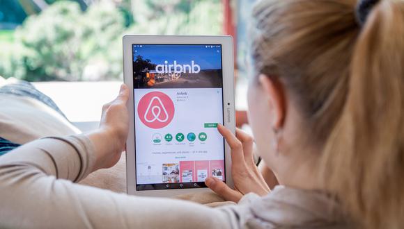 La empresa observó una caída anual de 44% de las denuncias de fiestas en los bienes presentes en sus listas de alojamiento. “La suspensión fue bien recibida por nuestra comunidad”, destacó Airbnb. Foto: Shutterstock