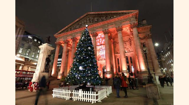 Londres, Inglaterra. Unos visitantes contemplan la vista en la ceremonia de encendido del árbol Royal Exchange Tree el 23 de noviembre.