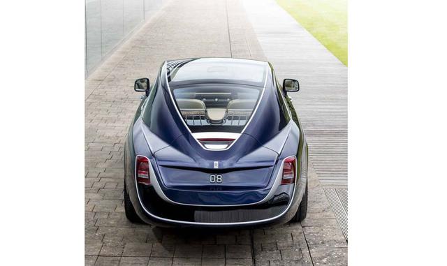 Desde atrás, parece un yate deportivo.