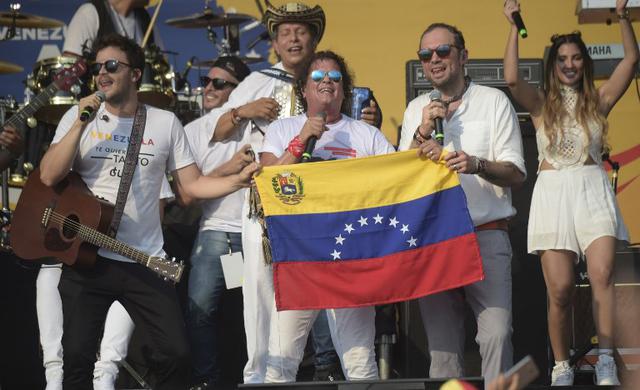 Venezuela Aid Live: Carlos Vives sorprendió al cantar sus hits "La bicicleta" y "Robarte un beso" (Foto: AFP)