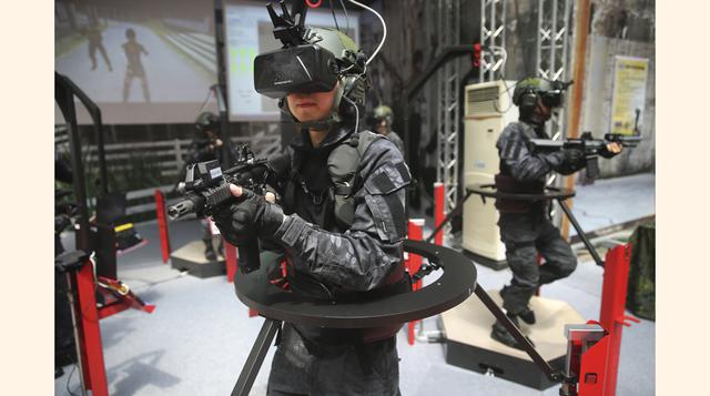 Diseñadores de software utilizan el software de inmersión en combate virtual durante la Exposición de Tecnología Aeroespacial y de Defensa de Taipei 2015 en Taipei (Taiwán). La exposición permanecerá abierta entre el 13 y 16 de agosto. (Foto: AP)