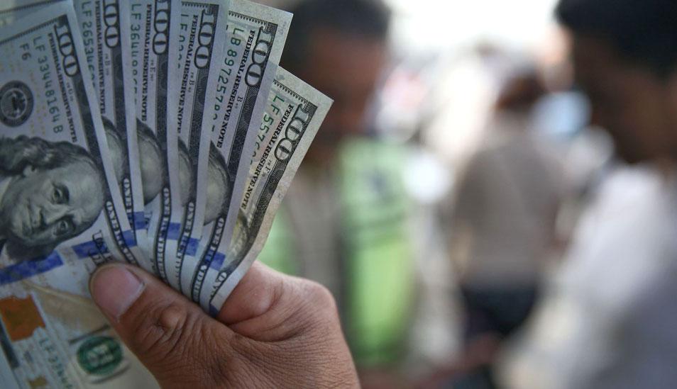Foto 6 | Dólar supera los S/ 3.29 por tensiones globales y temores a alza de tasas. El dólar aceleró su marcha ayer frente a la mayoría de monedas del globo, apuntalado por tensiones internacionales y el persistente temor a nuevos incrementos de las tasas de interés en EE.UU. (que tienden a fortalecer a la divisa de ese país). En nuestro país, el billete verde profundizó la tendencia alcista que se observa desde las últimas dos semanas, y ayer tocó un máximo de S/ 3.293, aproximándose al techo psicológico de S/ 3.30. El detonante del alza fue la mayor aversión al riesgo de los inversionistas extranjeros, que incrementaron significativamente sus compras de dólares, ante la amenaza de sanciones de EE.UU. a Irán y la crisis política en Italia -que podría desembocar en un adelanto de elecciones en ese país-, indicaron ejecutivos bancarios. Estos dos focos de tensión se juntaron con las perspectivas de un ajuste (alza) más rápido de las tasas de interés de la Reserva Federal (Fed) estadounidense -ante señales de que la inflación en ese país está ganando impulso-, que atraería capitales de corto plazo invertidos en mercados emergentes, como Perú, y debilitaría sus monedas, señalaron los bancos (Foto: Andina).