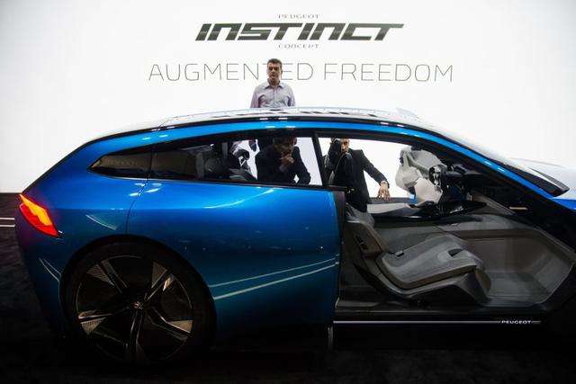 Peugeot presentó su vehículo "Instinct", conectado por Samsung. (Foto: AFP)