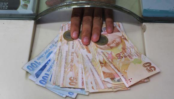 En las primeras horas del lunes en Asia, la lira turca cayó a un nuevo mínimo histórico. (Foto: AP)