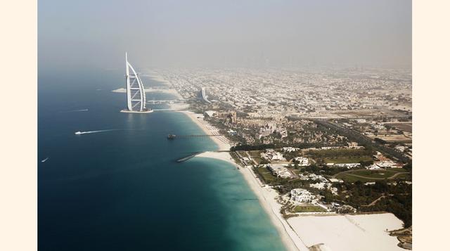 El Burj Al Arab, el cuarto hotel más alto del mundo, domina el horizonte de Dubai.