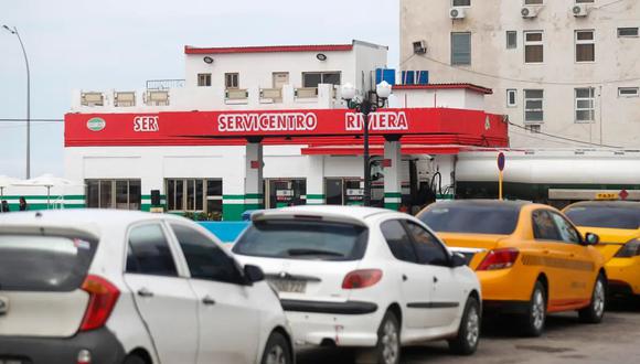 Conductores esperan su turno para abastecerse de combustible en una gasolinera en La Habana (Cuba), en una fotografía de archivo. EFE/ Yander Zamora