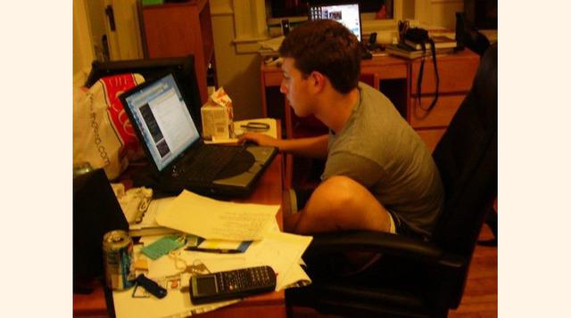 En el 2003, el estudiante de segundo año de Harvard, Mark Zuckerberg, creó un programa llamado "Face mash". Era una aplicación al estilo “sexy o no sexy” con imágenes de los compañeros de clase de Zuckerberg, quien las obtuvo al hackear los arch