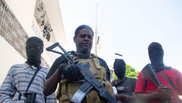 El líder de una pandilla armada Jimmy 'Barbecue' Cherizier y sus hombres son vistos en Puerto Príncipe, Haití, el 5 de marzo de 2024. (Clarens SIFFROY / AFP).