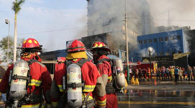 El incendio se habría originado por un cortocircuito en la zona de administración, informaron voceros de la institución castrense.