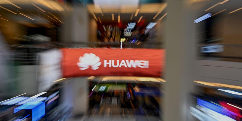 Huawei, actualmente el segundo proveedor de smartphones, podría caer a tercer lugar detrás de Apple. (Foto: AFP)
