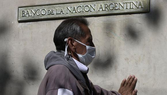 Un pensionista hace cola frente a un banco durante el nuevo brote de coronavirus (COVID-19) en Buenos Aires (Foto: Juan Mabromata / AFP)
