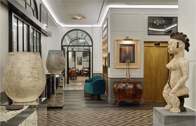 FOTO 43 | H10 Madison, Barcelona
El prolífico interiorista Lázaro Rosa-Violán ha sabido subrayar la majestuosidad señorial del edificio original que alberga la apertura más destacada del grupo H10 este año, con elementos del diseño industrial barcelonés. Lo mejor, las vistas a la Catedral desde la terraza con piscina y las amenities de Rituals.