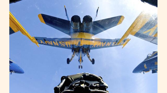 Esta foto del 17 de julio del 2015 proporcionada por la Marina de los Estados Unidos muestra una vista de cabina de los Blue Angels en formación durante un vuelo de práctica en Hillsboro, Oregón. Los fotógrafos a menudo viajan con los pilotos y deben esta