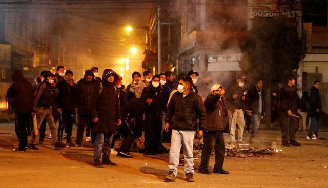 Un grupo de universitarios que había quedado bloqueado en el aeropuerto internacional de El Alto, por manifestantes afines a Evo Morales, pudo salir en la noche. (Foto: Reuters)