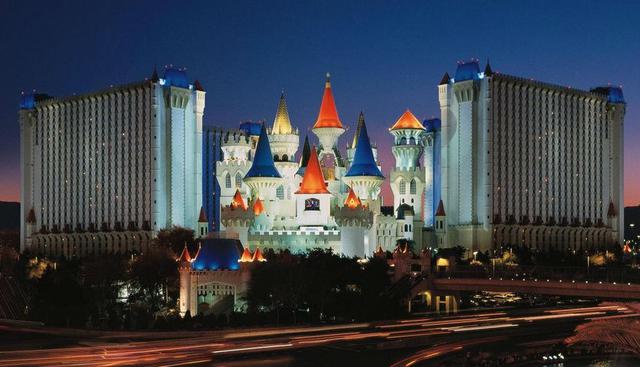 Excalibur Las Vegas: Este impresionante castillo, que cuenta con la figura del famoso mago Merlín en su fachada, fue inspirado en la legendaria historia del Rey Arturo. Actualmente, cuenta con 4 mil 8 habitaciones. (Excalibur)