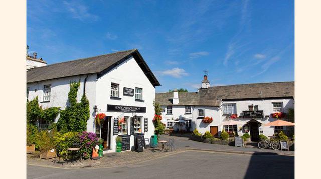 Hawkshead (Cumbria). Asentado en el distrito de los Lagos, este pueblo de casas blancas cuenta con estrechas y adoquinadas calles donde la circulación de vehículos está prohibida. Entre salones de té, pensiones y tiendas de artesanía sobresale un salón de
