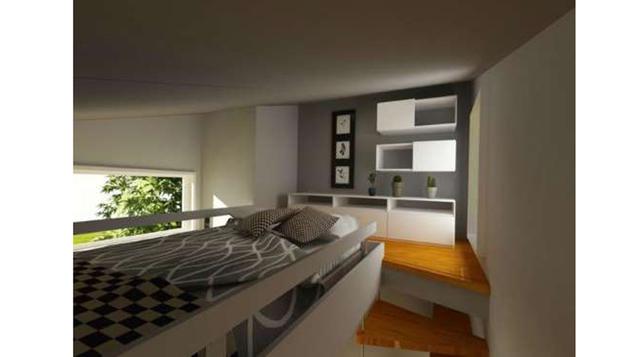 En la parte de arriba se encuentra un dormitorio estilo loft, con algunos contenedores extras y estanterías que le dan un toque muy elegante.