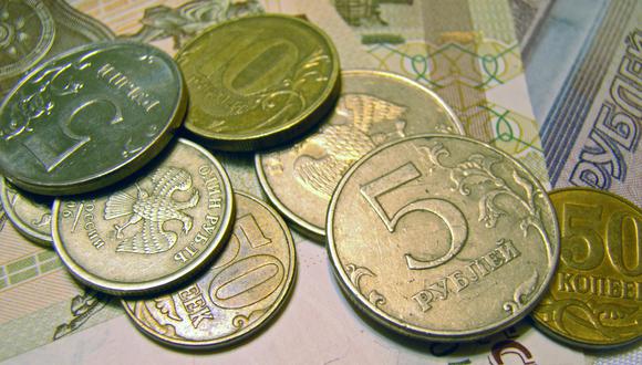 Rusia impuso una serie de medidas para frenar la caída del rublo, incluido el aumento de las tasas de interés al 20%, y una prohibición temporal a los bancos para que no vendan moneda en efectivo a ciudadanos que aún no tienen cuentas FX y limiten las transferencias al exterior.