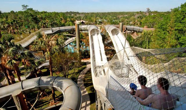 Disney's Typhoon Lagoon Water Park (Orlando, Florida). El tema del parque es una de las historias de Disney, que relata cómo un tifón destruyó un hermoso paraíso tropical. De ahí que el parque recree los barcos, las boyas de pesca y las tablas de sur