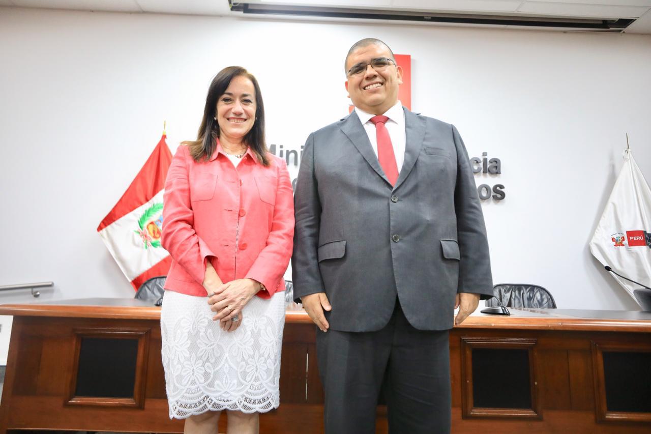 El nuevo ministro Fernando Castañeda junto a la saliente titular del Minjusdh, Ana Teresa Revilla. (Foto: @MinjusDH_Peru)