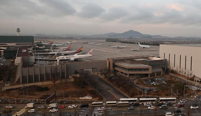 Diversos países (Estados Unidos, Francia, Japón, entre otros) han enviado aviones para repatriar a sus ciudadanos mientras Wuhan permanece aislado del mundo desde el 23 de febrero. (AFP).